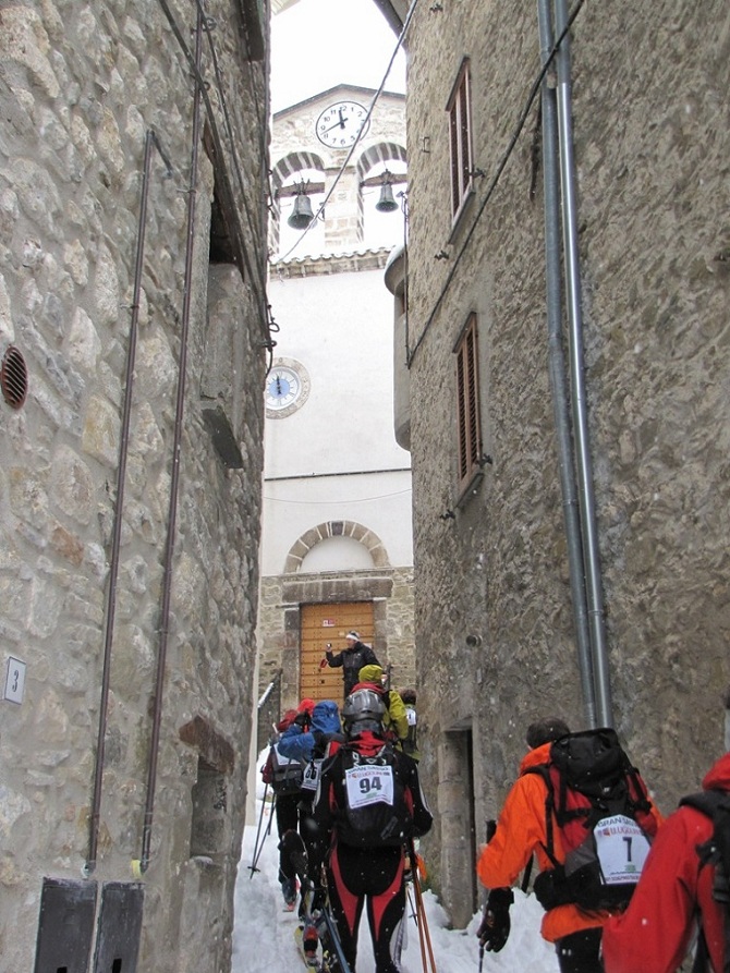 La traversata alta del Gran Sasso (da lontano)